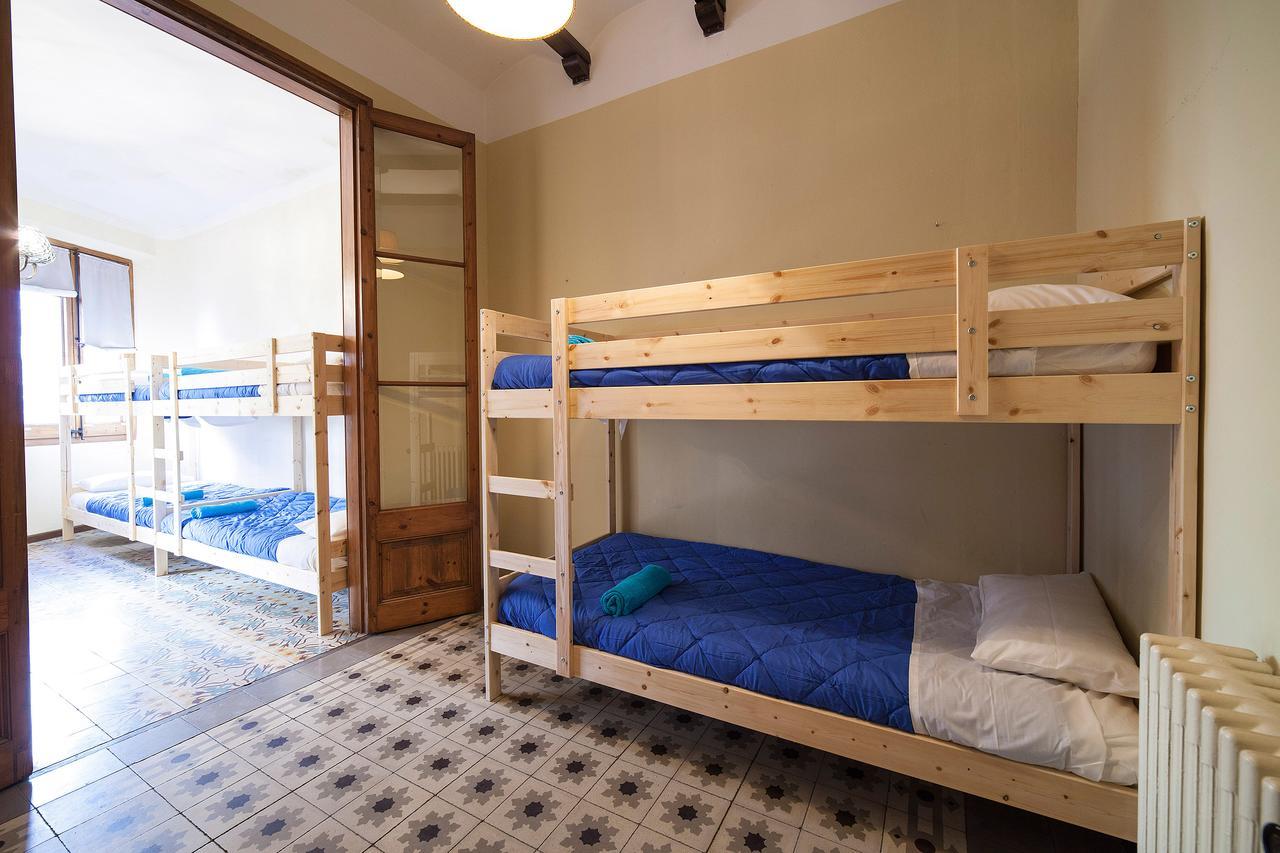 Bed In Girona Acomodação com café da manhã Exterior foto